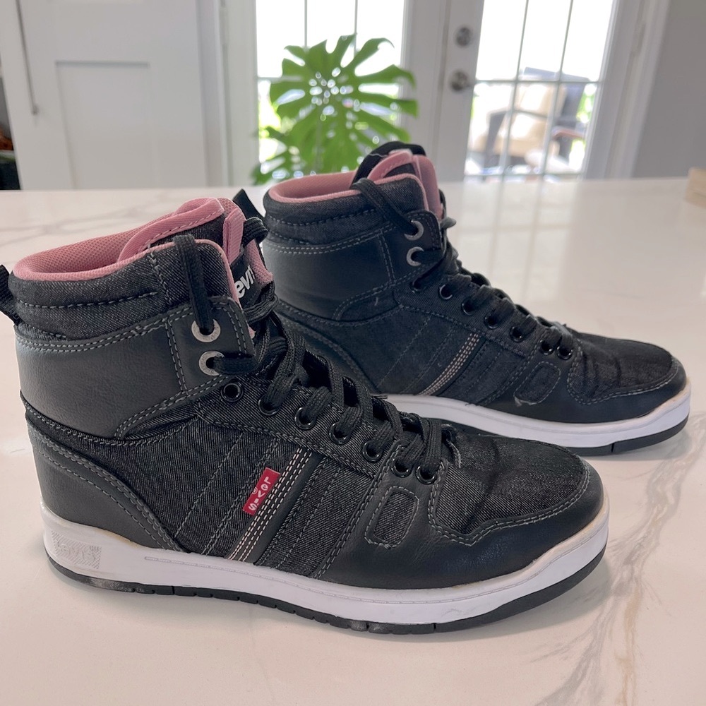 Levi’s Pink and Black Denim Hightop Sneakers Size 6.5 Women’s